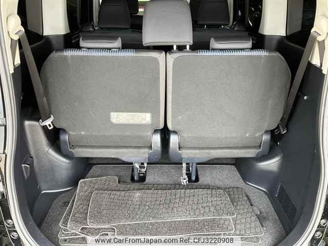 Toyota Voxy thumbnail 11