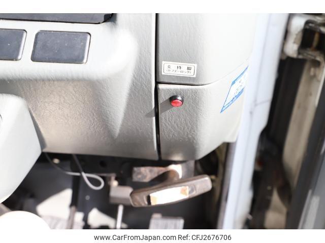 Mitsubishi Fuso Canter 2000 thumbnail 31