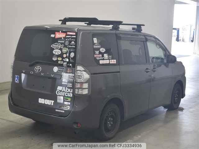 Toyota Voxy thumbnail 6