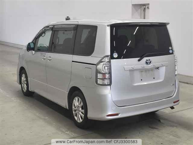 Toyota Voxy thumbnail 2