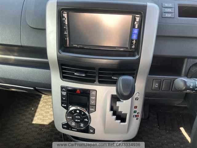Toyota Voxy thumbnail 7