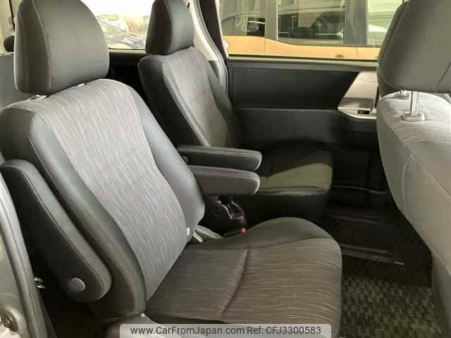 Toyota Voxy thumbnail 9