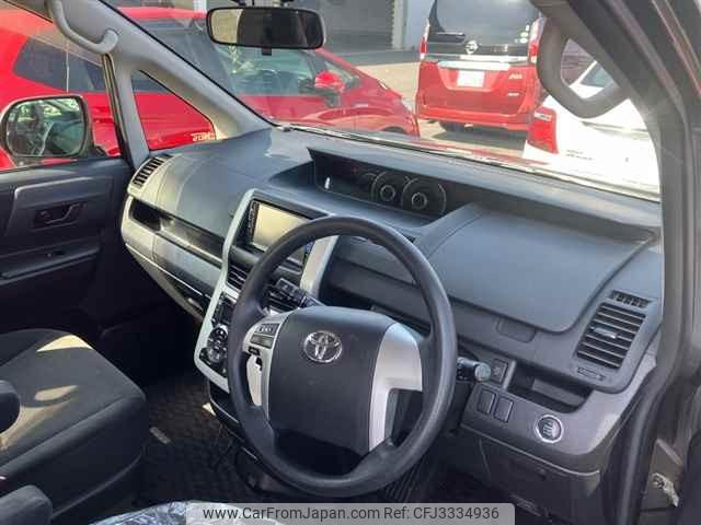 Toyota Voxy thumbnail 4