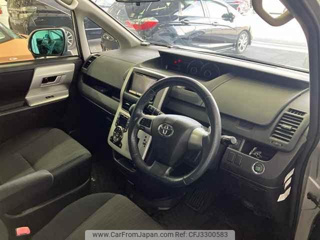 Toyota Voxy thumbnail 4