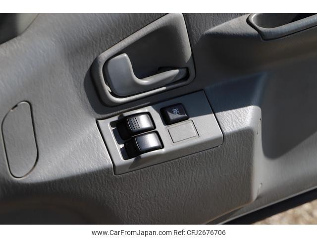 Mitsubishi Fuso Canter 2000 thumbnail 34
