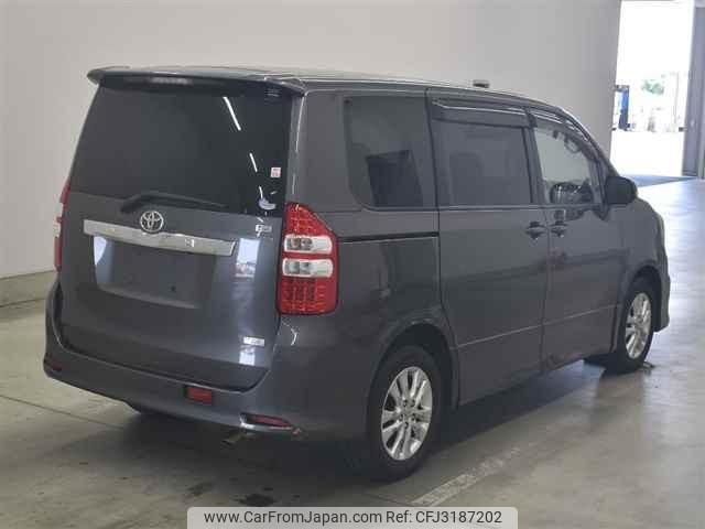 Toyota Noah thumbnail 6