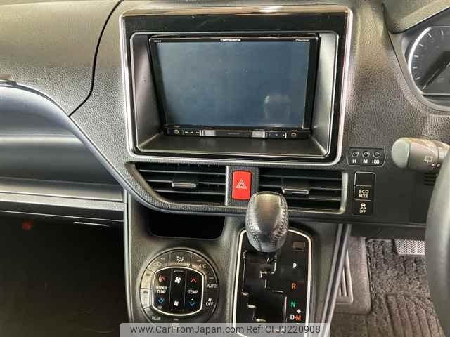 Toyota Voxy thumbnail 7