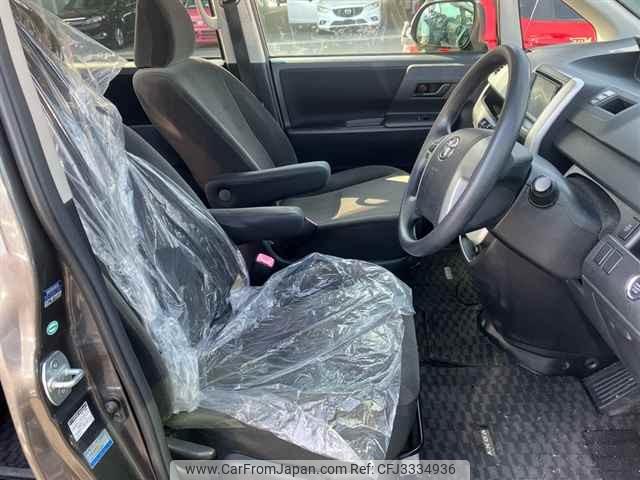 Toyota Voxy thumbnail 8