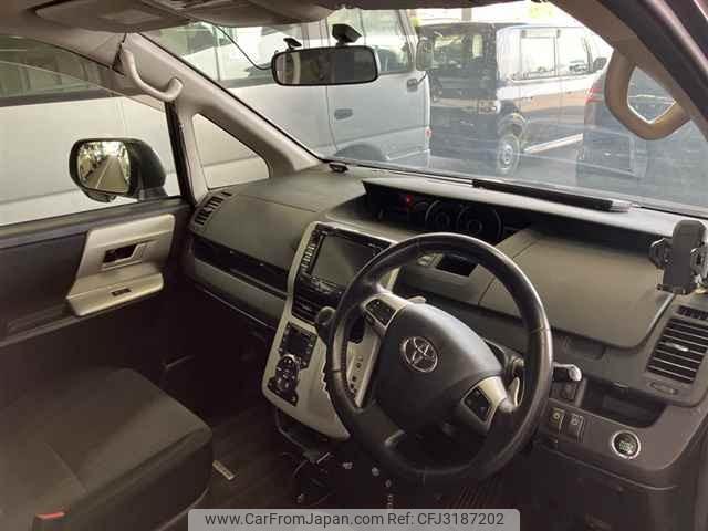 Toyota Noah thumbnail 4