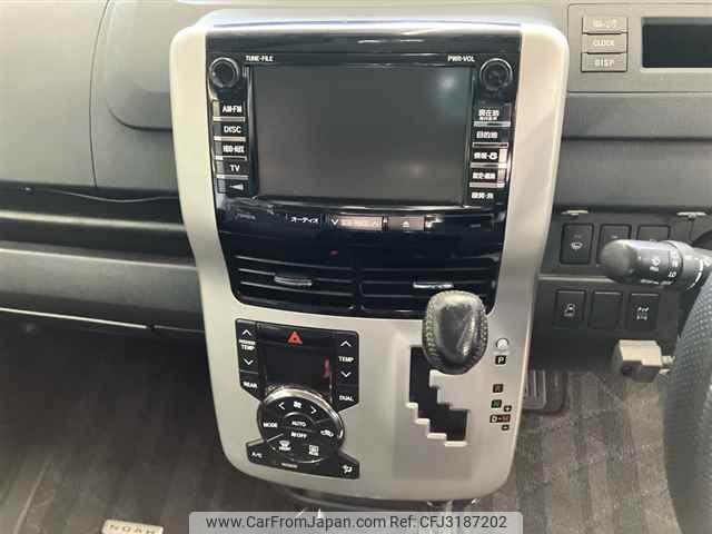 Toyota Noah thumbnail 7