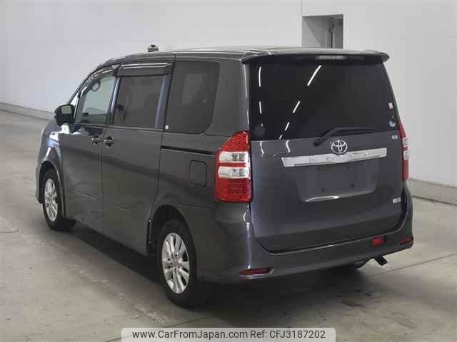 Toyota Noah thumbnail 2