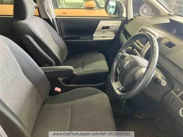 Toyota Voxy thumbnail 8