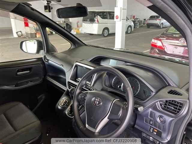Toyota Voxy thumbnail 4